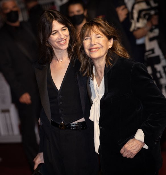 Jane Birkin | &#x397; &#x3C3;&#x3C0;&#x3AC;&#x3BD;&#x3B9;&#x3B1; &#x3B5;&#x3BC;&#x3C6;&#x3AC;&#x3BD;&#x3B9;&#x3C3;&#x3B7; &#x3C3;&#x3C4;&#x3BF; &#x3BA;&#x3CC;&#x3BA;&#x3BA;&#x3B9;&#x3BD;&#x3BF; &#x3C7;&#x3B1;&#x3BB;&#x3AF; &#x3C4;&#x3C9;&#x3BD; &#x39A;&#x3B1;&#x3BD;&#x3BD;&#x3CE;&#x3BD; &#x3BC;&#x3B5; &#x3C4;&#x3B7;&#x3BD; &#x3BA;&#x3CC;&#x3C1;&#x3B7; &#x3C4;&#x3B7;&#x3C2;, Charlotte Gainsbourg