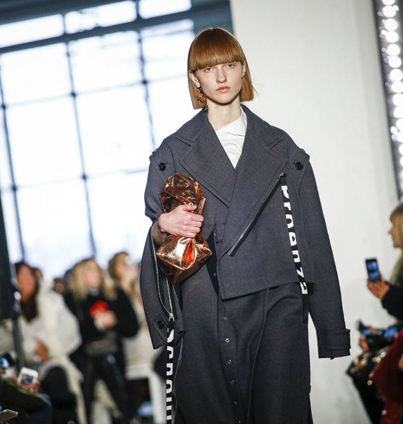 &#x39F;&#x3B9; Proenza Schouler &#x3BB;&#x3B1;&#x3BD;&#x3C3;&#x3AC;&#x3C1;&#x3BF;&#x3C5;&#x3BD; &#x3BC;&#x3B9;&#x3B1; &#x3BD;&#x3AD;&#x3B1; casual (&#x3BA;&#x3B1;&#x3B9; &#x3C0;&#x3B9;&#x3BF; &#x3C0;&#x3C1;&#x3BF;&#x3C3;&#x3B9;&#x3C4;&#x3AE;) &#x3C3;&#x3B5;&#x3B9;&#x3C1;&#x3AC;