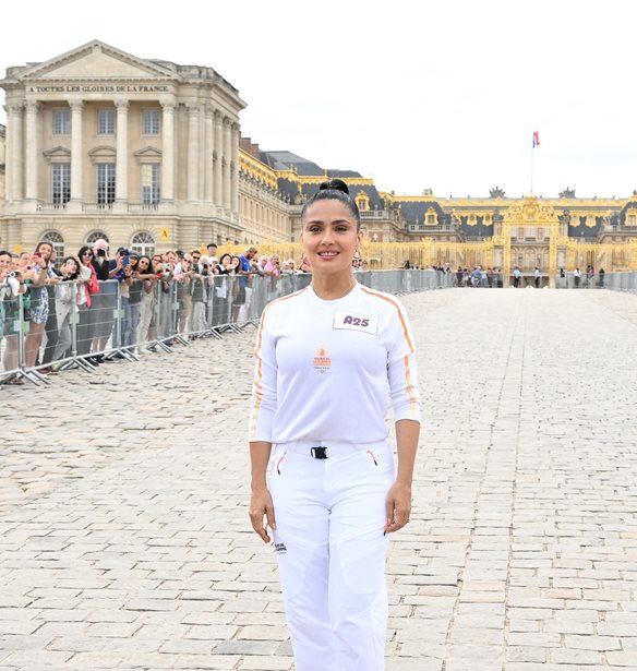 Salma Hayek | Η ενθουσιώδης συμμετοχή της στην Ολυμπιακή Λαμπαδηδρομία