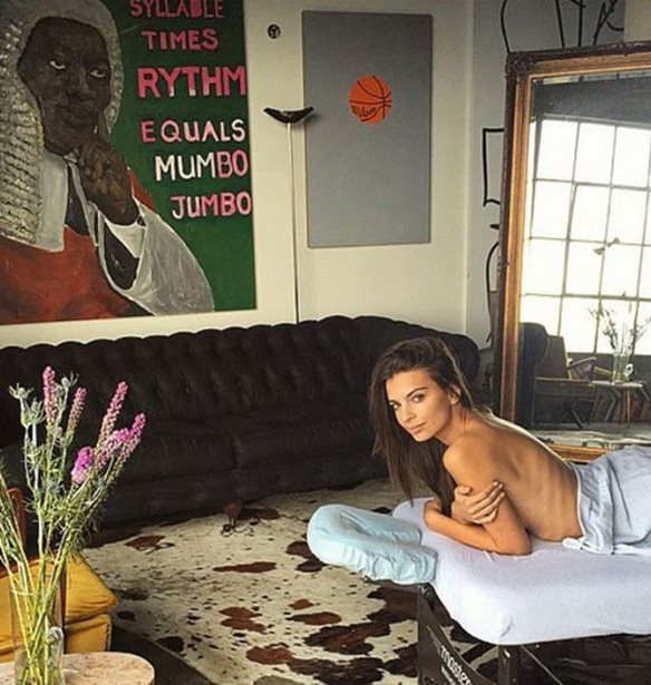 Emily Ratajkowski: &#x39C;&#x3AD;&#x3C3;&#x3B1; &#x3C3;&#x3C4;&#x3BF; &#x3B5;&#x3BD;&#x3C4;&#x3C5;&#x3C0;&#x3C9;&#x3C3;&#x3B9;&#x3B1;&#x3BA;&#x3CC; &#x3C4;&#x3B7;&#x3C2; &#x3B4;&#x3B9;&#x3B1;&#x3BC;&#x3AD;&#x3C1;&#x3B9;&#x3C3;&#x3BC;&#x3B1; &#x3C3;&#x3C4;&#x3BF; Los Angeles