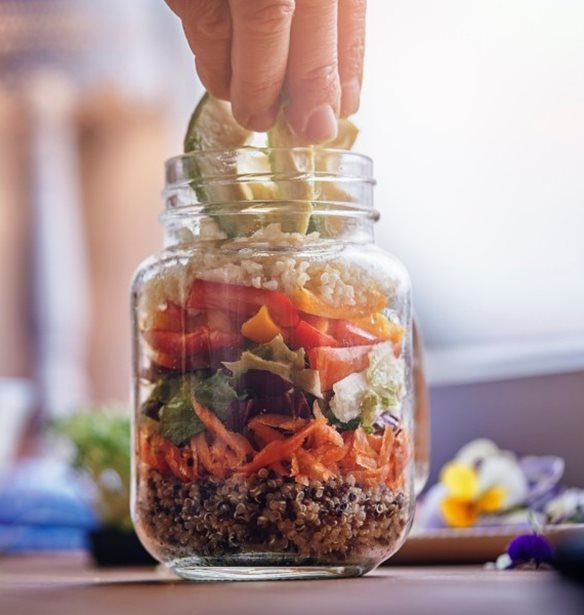 Σαλάτα σε βάζο: Πώς φτιάχνουμε το τέλειο salad jar για ενέργεια, ενδυνάμωση, ενυδάτωση
