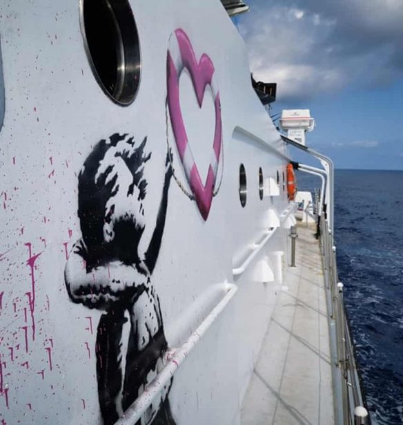 O Banksy &#x3C7;&#x3C1;&#x3B7;&#x3BC;&#x3B1;&#x3C4;&#x3BF;&#x3B4;&#x3BF;&#x3C4;&#x3B5;&#x3AF; &#x3C3;&#x3BA;&#x3AC;&#x3C6;&#x3BF;&#x3C2; &#x3B4;&#x3B9;&#x3AC;&#x3C3;&#x3C9;&#x3C3;&#x3B7;&#x3C2; &#x3C0;&#x3C1;&#x3BF;&#x3C3;&#x3C6;&#x3CD;&#x3B3;&#x3C9;&#x3BD; &#x3C3;&#x3C4;&#x3B7; &#x39C;&#x3B5;&#x3C3;&#x3CC;&#x3B3;&#x3B5;&#x3B9;&#x3BF;