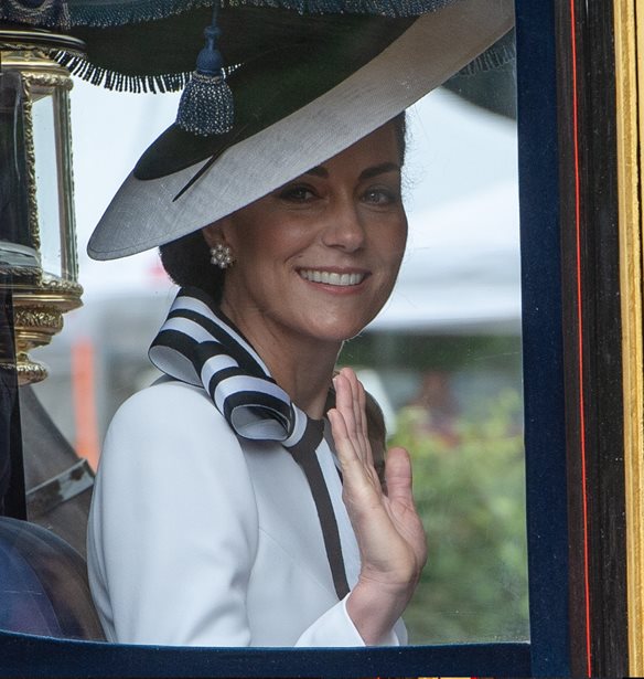Kate Middleton | &#x395;&#x3B9;&#x3B4;&#x3B9;&#x3BA;&#x3BF;&#x3AF; &#x3C3;&#x3C4;&#x3B7; &#x3B3;&#x3BB;&#x3CE;&#x3C3;&#x3C3;&#x3B1; &#x3C4;&#x3BF;&#x3C5; &#x3C3;&#x3CE;&#x3BC;&#x3B1;&#x3C4;&#x3BF;&#x3C2; &#x3B1;&#x3BD;&#x3B1;&#x3BB;&#x3CD;&#x3BF;&#x3C5;&#x3BD; &#x3C4;&#x3B7;&#x3BD; &#x3B5;&#x3BC;&#x3C6;&#x3AC;&#x3BD;&#x3B9;&#x3C3;&#x3AE; &#x3C4;&#x3B7;&#x3C2; &#x3C3;&#x3C4;&#x3BF; Trooping the Colour
