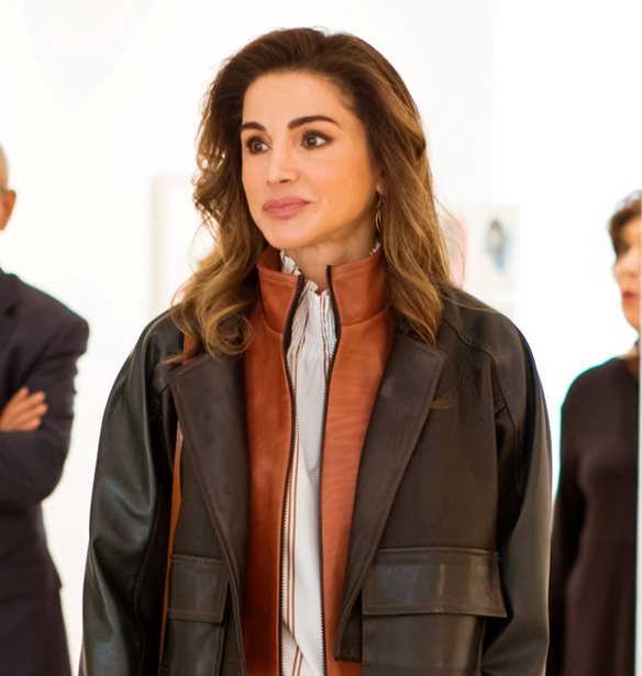 &#x397; &#x392;&#x3B1;&#x3C3;&#x3AF;&#x3BB;&#x3B9;&#x3C3;&#x3C3;&#x3B1; &#x3A1;&#x3AC;&#x3BD;&#x3B9;&#x3B1; &#x3BC;&#x3B5; &#x3C4;&#x3B6;&#x3B9;&#x3BD; &#x3C0;&#x3B1;&#x3BD;&#x3C4;&#x3B5;&#x3BB;&#x3CC;&#x3BD;&#x3B9; &#x3BA;&#x3B1;&#x3B9; sneakers &#x3C3;&#x3C4;&#x3BF; &#x3C0;&#x3C1;&#x3CE;&#x3C4;&#x3BF; casual chic &#x3C3;&#x3CD;&#x3BD;&#x3BF;&#x3BB;&#x3BF; &#x3C4;&#x3BF;&#x3C5; 2022