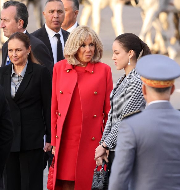 &#x395;mmanuel Macron | &#x39F;&#x3B9; &#x3BA;&#x3AC;&#x3BC;&#x3B5;&#x3C1;&#x3B5;&#x3C2; &#x3BA;&#x3B1;&#x3C4;&#x3AD;&#x3B3;&#x3C1;&#x3B1;&#x3C8;&#x3B1;&#x3BD; &#x3C4;&#x3B7;&#x3BD; &#x392;rigitte &#x3BD;&#x3B1; &#x3C7;&#x3B1;&#x3C3;&#x3C4;&#x3BF;&#x3C5;&#x3BA;&#x3AF;&#x3B6;&#x3B5;&#x3B9; &#x3C4;&#x3BF;&#x3BD; &#x393;&#x3AC;&#x3BB;&#x3BB;&#x3BF; &#x3C0;&#x3C1;&#x3CC;&#x3B5;&#x3B4;&#x3C1;&#x3BF;