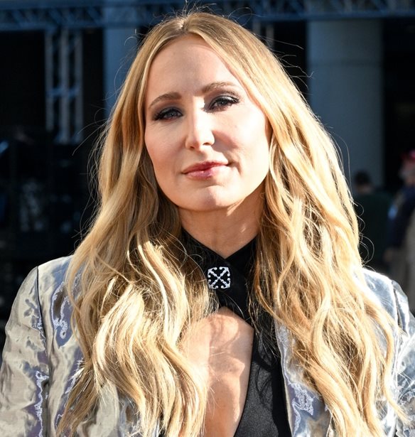 Nikki Glaser | &#x397; &#x3B5;&#x3BC;&#x3BC;&#x3BF;&#x3BD;&#x3AE; &#x3BC;&#x3B5; &#x3C4;&#x3B7;&#x3BD; Taylor Swift &#x3BA;&#x3B9; &#x3AC;&#x3BB;&#x3BB;&#x3B1; 4 fun facts &#x3B3;&#x3B9;&#x3B1; &#x3C4;&#x3B7;&#x3BD; &#x3C0;&#x3B1;&#x3C1;&#x3BF;&#x3C5;&#x3C3;&#x3B9;&#x3AC;&#x3C3;&#x3C4;&#x3C1;&#x3B9;&#x3B1; &#x3C4;&#x3C9;&#x3BD; Goden Globes