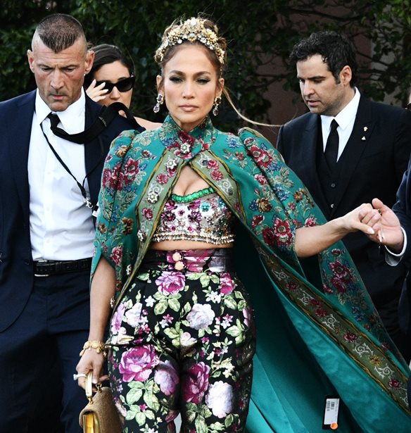 Jennifer Lopez | &#x397; &#x3C3;&#x3BF;&#x3CD;&#x3C0;&#x3B5;&#x3C1; glamorous &#x3B5;&#x3BC;&#x3C6;&#x3AC;&#x3BD;&#x3B9;&#x3C3;&#x3AE; &#x3C4;&#x3B7;&#x3C2; &#x3C3;&#x3C4;&#x3BF; show &#x3C4;&#x3C9;&#x3BD; Dolce &amp; Gabbana &#x3C3;&#x3C4;&#x3B7; &#x392;&#x3B5;&#x3BD;&#x3B5;&#x3C4;&#x3AF;&#x3B1;