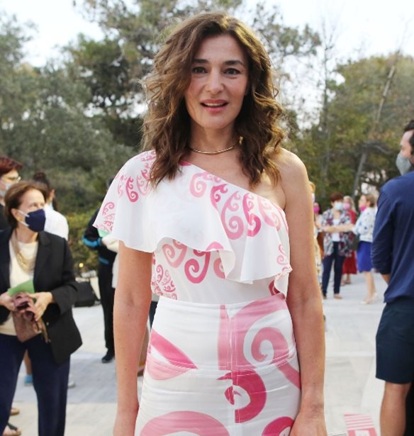 &#x397; &#x39C;&#x3B1;&#x3C1;&#x3AF;&#x3B1; &#x39D;&#x3B1;&#x3C5;&#x3C0;&#x3BB;&#x3B9;&#x3CE;&#x3C4;&#x3BF;&#x3C5; &#x3B1;&#x3C0;&#x3BF;&#x3C7;&#x3B1;&#x3B9;&#x3C1;&#x3B5;&#x3C4;&#x3AC; &#x3C4;&#x3BF; &#x3BA;&#x3B1;&#x3BB;&#x3BF;&#x3BA;&#x3B1;&#x3AF;&#x3C1;&#x3B9; &#x3BC;&#x3B5; &#x3BA;&#x3B1;&#x3C6;&#x3C4;&#x3AC;&#x3BD;&#x3B9; &#x395;&#x3BB;&#x3BB;&#x3B7;&#x3BD;&#x3AF;&#x3B4;&#x3B1;&#x3C2; &#x3C3;&#x3C7;&#x3B5;&#x3B4;&#x3B9;&#x3AC;&#x3C3;&#x3C4;&#x3C1;&#x3B9;&#x3B1;&#x3C2;