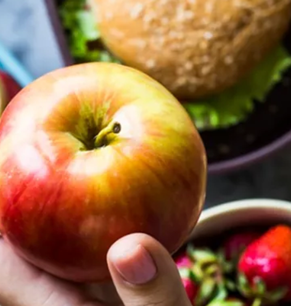 10 τροφές που καταπολεμούν τις φλεγμονές (και εκείνες που τις πυροδοτούν)