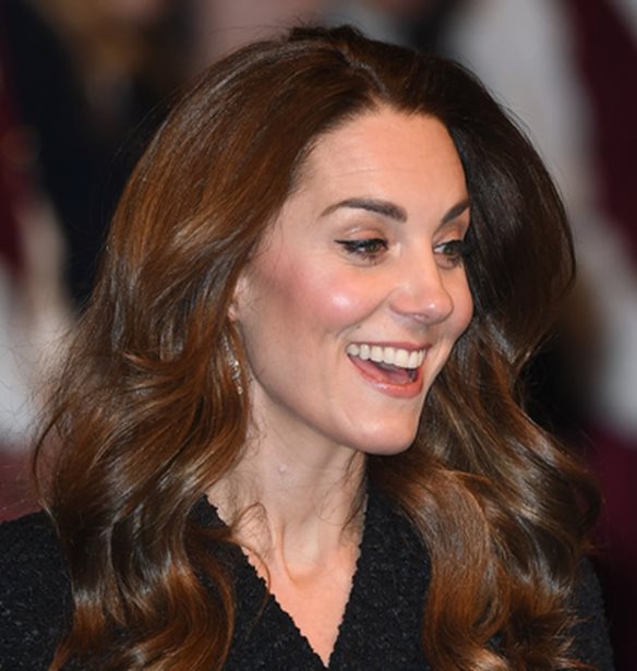 H Kate Middleton &#x3B5;&#x3BD;&#x3C4;&#x3C5;&#x3C0;&#x3C9;&#x3C3;&#x3AF;&#x3B1;&#x3C3;&#x3B5; &#x3BC;&#x3B5; &#x3AD;&#x3BD;&#x3B1; &#x3BC;&#x3B1;&#x3CD;&#x3C1;&#x3BF; &#x3BA;&#x3BF;&#x3C3;&#x3C4;&#x3BF;&#x3CD;&#x3BC;&#x3B9; &#x3C3;&#x3C4;&#x3B7;&#x3BD; &#x3C4;&#x3B5;&#x3BB;&#x3B5;&#x3C5;&#x3C4;&#x3B1;&#x3AF;&#x3B1; &#x3C4;&#x3B7;&#x3C2; &#x3B4;&#x3B7;&#x3BC;&#x3CC;&#x3C3;&#x3B9;&#x3B1; &#x3B5;&#x3BC;&#x3C6;&#x3AC;&#x3BD;&#x3B9;&#x3C3;&#x3B7;