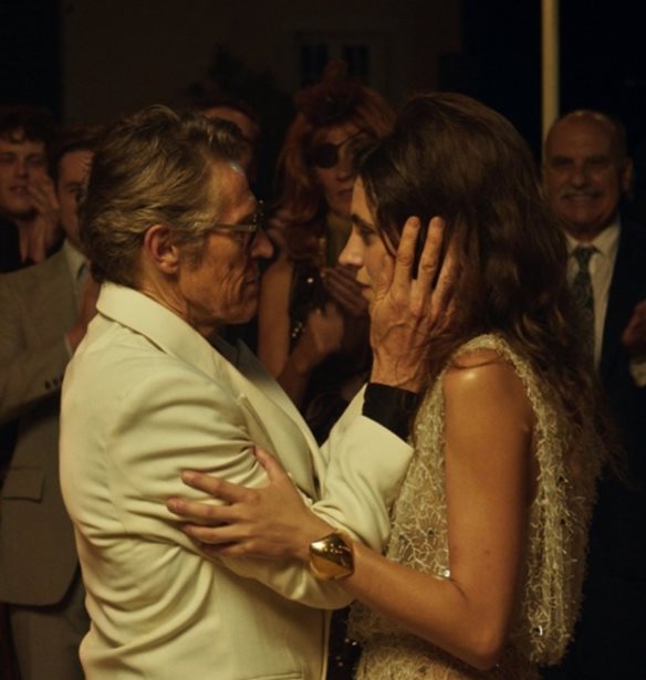 The Birthday Party | &#x39F; Willem Dafoe &#x3BA;&#x3AC;&#x3BD;&#x3B5;&#x3B9; &#x3C0;&#x3B1;&#x3B3;&#x3BA;&#x3CC;&#x3C3;&#x3BC;&#x3B9;&#x3B1; &#x3C0;&#x3C1;&#x3B5;&#x3BC;&#x3B9;&#x3AD;&#x3C1;&#x3B1; &#x3C3;&#x3C4;&#x3BF; &#x39B;&#x3BF;&#x3BA;&#x3AC;&#x3C1;&#x3BD;&#x3BF; &#x3C5;&#x3C0;&#x3BF;&#x3B4;&#x3C5;&#x3CC;&#x3BC;&#x3B5;&#x3BD;&#x3BF;&#x3C2; &#x3AD;&#x3BD;&#x3B1;&#x3BD; &#x388;&#x3BB;&#x3BB;&#x3B7;&#x3BD;&#x3B1; &#x3B4;&#x3B9;&#x3C3;&#x3B5;&#x3BA;&#x3B1;&#x3C4;&#x3BF;&#x3BC;&#x3BC;&#x3C5;&#x3C1;&#x3B9;&#x3BF;&#x3CD;&#x3C7;&#x3BF;