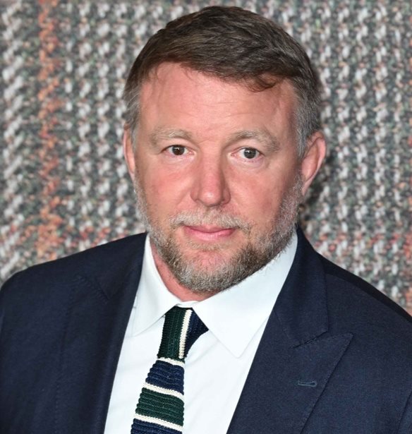 Guy Ritchie | &#x3A4;&#x3C1;&#x3B5;&#x3B9;&#x3C2; &#x3BA;&#x3BF;&#x3C1;&#x3C5;&#x3C6;&#x3B1;&#x3AF;&#x3BF;&#x3B9; &#x3B7;&#x3B8;&#x3BF;&#x3C0;&#x3BF;&#x3B9;&#x3BF;&#x3AF; &#x3C3;&#x3C4;&#x3B7; &#x3BD;&#x3AD;&#x3B1; &#x3C4;&#x3BF;&#x3C5; &#x3C3;&#x3B5;&#x3B9;&#x3C1;&#x3AC; &#x3BC;&#x3B5; &#x3C4;&#x3AF;&#x3C4;&#x3BB;&#x3BF; The Associate