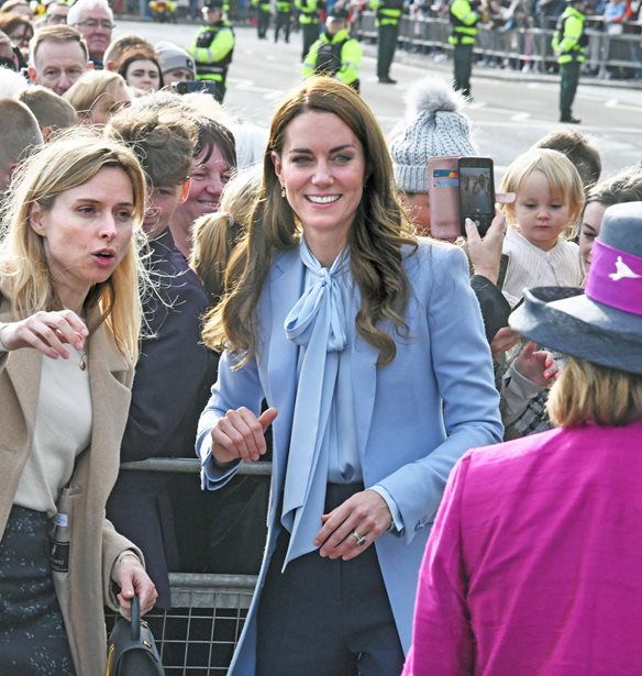 Kate Middleton | &#x397; &quot;&#x3B1;&#x3C6;&#x3B9;&#x3BB;&#x3CC;&#x3BE;&#x3B5;&#x3BD;&#x3B7;&quot; &#x3C5;&#x3C0;&#x3BF;&#x3B4;&#x3BF;&#x3C7;&#x3AE; &#x3B1;&#x3C0;&#x3CC; &#x399;&#x3C1;&#x3BB;&#x3B1;&#x3BD;&#x3B4;&#x3AE; &#x3C0;&#x3BF;&#x3BB;&#x3AF;&#x3C4;&#x3B7; &#x3C0;&#x3BF;&#x3C5; &#x3C4;&#x3B7;&#x3BD; &#x3BE;&#x3AC;&#x3C6;&#x3BD;&#x3B9;&#x3B1;&#x3C3;&#x3B5;