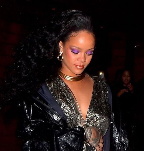 Rihanna: &#x394;&#x3B9;&#x3B1;&#x3C3;&#x3BA;&#x3AD;&#x3B4;&#x3B1;&#x3C3;&#x3B5; &#x3BC;&#x3B5; &#x3C4;&#x3BF; &#x3C3;&#x3CD;&#x3BD;&#x3C4;&#x3C1;&#x3BF;&#x3C6;&#x3CC; &#x3C4;&#x3B7;&#x3C2; &#x3BC;&#x3B5;&#x3C4;&#x3AC; &#x3C4;&#x3B1; &#x3B2;&#x3C1;&#x3B1;&#x3B2;&#x3B5;&#x3AF;&#x3B1; Grammy