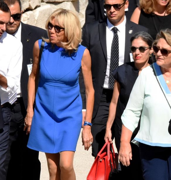 Brigitte Macron: &#x39C;&#x3B5; chic &#x3BC;&#x3C0;&#x3BB;&#x3B5; &#x3C6;&#x3CC;&#x3C1;&#x3B5;&#x3BC;&#x3B1; &#x3C3;&#x3C4;&#x3B7;&#x3BD; &#x391;&#x3C1;&#x3C7;&#x3B1;&#x3AF;&#x3B1; &#x391;&#x3B3;&#x3BF;&#x3C1;&#x3AC;
