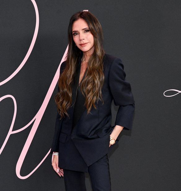 &#x397; Victoria Beckham &#x3B3;&#x3B9;&#x3CC;&#x3C1;&#x3C4;&#x3B1;&#x3C3;&#x3B5; &#x3C4;&#x3B1; 51 &#x3BC;&#x3B5; &#x3C3;&#x3C4;&#x3B9;&#x3BB; &#x3C6;&#x3BF;&#x3C1;&#x3CE;&#x3BD;&#x3C4;&#x3B1;&#x3C2; &#x3C4;&#x3BF; &#x3AF;&#x3B4;&#x3B9;&#x3BF; iconic &#x3C3;&#x3CD;&#x3BD;&#x3BF;&#x3BB;&#x3BF; &#x3C0;&#x3BF;&#x3C5; &#x3C3;&#x3C7;&#x3B5;&#x3B4;&#x3AF;&#x3B1;&#x3C3;&#x3B5; &#x3B3;&#x3B9;&#x3B1; &#x3C4;&#x3B7; Nicola Peltz Beckham