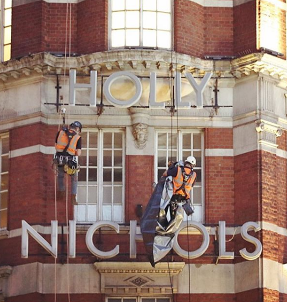 &#x3A4;&#x3BF; Harvey Nichols &#x3AC;&#x3BB;&#x3BB;&#x3B1;&#x3BE;&#x3B5; &#x3C4;&#x3BF; &#x3CC;&#x3BD;&#x3BF;&#x3BC;&#x3AC; &#x3C4;&#x3BF;&#x3C5; &#x3B3;&#x3B9;&#x3B1; &#x3BD;&#x3B1; &#x3B3;&#x3B9;&#x3BF;&#x3C1;&#x3C4;&#x3AC;&#x3C3;&#x3B5;&#x3B9; &#x3C4;&#x3B7; &#x3B3;&#x3C5;&#x3BD;&#x3B1;&#x3B9;&#x3BA;&#x3B5;&#x3AF;&#x3B1; &#x3C7;&#x3B5;&#x3B9;&#x3C1;&#x3B1;&#x3C6;&#x3AD;&#x3C4;&#x3B7;&#x3C3;&#x3B7;