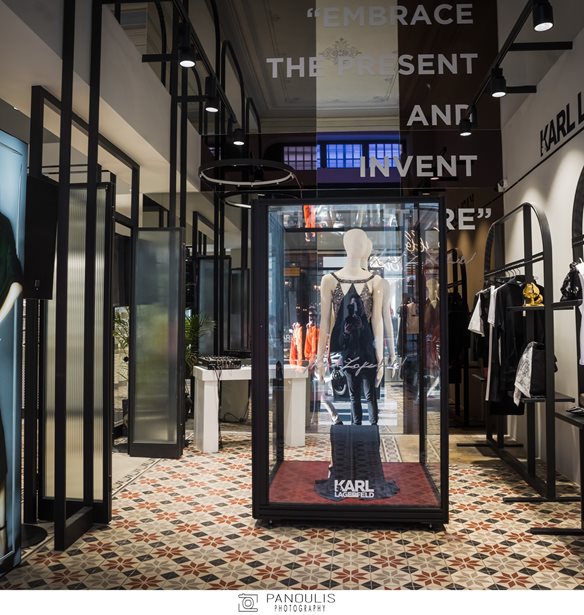 &#x39F; &#x3BF;&#x3AF;&#x3BA;&#x3BF;&#x3C2; Karl Lagerfeld &#x3B5;&#x3B3;&#x3BA;&#x3B1;&#x3BD;&#x3AF;&#x3B1;&#x3C3;&#x3B5; &#x3C4;&#x3BF; pop-up store &#x3BC;&#x3B5; &#x3C4;&#x3B7; &#x3C3;&#x3C5;&#x3BB;&#x3BB;&#x3BF;&#x3B3;&#x3AE; &quot;The ultimate icon&quot;