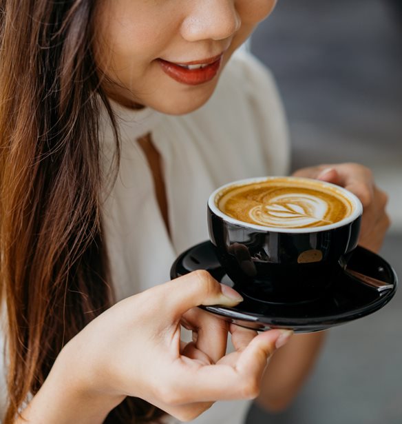 Πίνεις καφέ; Κινδυνεύεις λιγότερο από τον κορονοϊό