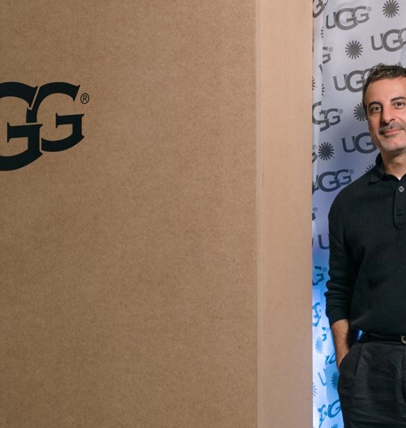 &#x397; UGG &#x3C0;&#x3B1;&#x3C1;&#x3BF;&#x3C5;&#x3C3;&#x3AF;&#x3B1;&#x3C3;&#x3B5; &#x3C4;&#x3B7; &#x3BD;&#x3AD;&#x3B1; &#x3B1;&#x3BD;&#x3B4;&#x3C1;&#x3B9;&#x3BA;&#x3AE; &#x3C3;&#x3C5;&#x3BB;&#x3BB;&#x3BF;&#x3B3;&#x3AE;  &quot;ICONIC FEELING&quot;, &#x3BC;&#x3B5; &#x3AD;&#x3BD;&#x3B1; &#x3BE;&#x3B5;&#x3C7;&#x3C9;&#x3C1;&#x3B9;&#x3C3;&#x3C4;&#x3CC; party