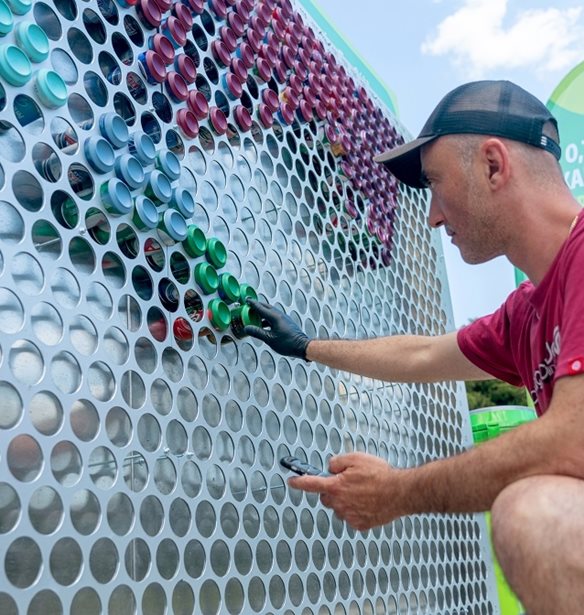 International Recycling Tour 2023 | T&#x3BF; &#x3B5;&#x3BD;&#x3C4;&#x3C5;&#x3C0;&#x3C9;&#x3C3;&#x3B9;&#x3B1;&#x3BA;&#x3CC; street art &#x3AD;&#x3C1;&#x3B3;&#x3BF; &#x3C0;&#x3BF;&#x3C5; &#x3C6;&#x3C4;&#x3B9;&#x3AC;&#x3C7;&#x3C4;&#x3B7;&#x3BA;&#x3B5; &#x3C3;&#x3C4;&#x3B7;&#x3BD; &#x39A;&#x3B7;&#x3C6;&#x3B9;&#x3C3;&#x3B9;&#x3AC; &#x3B1;&#x3C0;&#x3CC; 2.000 &#x3BA;&#x3BF;&#x3C5;&#x3C4;&#x3AC;&#x3BA;&#x3B9;&#x3B1; &#x3B1;&#x3BB;&#x3BF;&#x3C5;&#x3BC;&#x3B9;&#x3BD;&#x3AF;&#x3BF;&#x3C5;