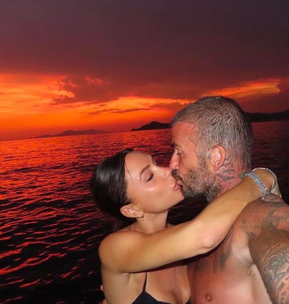 Victoria &amp; David Beckham | &#x3A4;&#x3BF; &#x3C4;&#x3C1;&#x3C5;&#x3C6;&#x3B5;&#x3C1;&#x3CC; &#x3C6;&#x3B9;&#x3BB;&#x3AF; &#x3BC;&#x3B5; &#x3C6;&#x3CC;&#x3BD;&#x3C4;&#x3BF; &#x3C4;&#x3BF; &#x3B7;&#x3BB;&#x3B9;&#x3BF;&#x3B2;&#x3B1;&#x3C3;&#x3AF;&#x3BB;&#x3B5;&#x3BC;&#x3B1; &#x3BA;&#x3B1;&#x3B9; &#x3BF;&#x3B9; &#x3AE;&#x3C1;&#x3B5;&#x3BC;&#x3B5;&#x3C2; &#x3B4;&#x3B9;&#x3B1;&#x3BA;&#x3BF;&#x3C0;&#x3AD;&#x3C2; &#x3C4;&#x3BF;&#x3C5; &#x3B6;&#x3B5;&#x3C5;&#x3B3;&#x3B1;&#x3C1;&#x3B9;&#x3BF;&#x3CD;