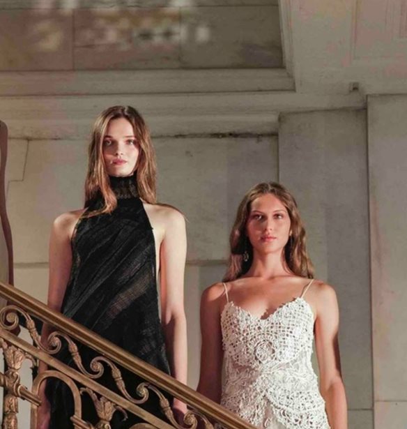 Ralph Lauren Fall 2025 | &#x39F;&#x3B9; &quot;Modern Romantics&quot; &#x3B1;&#x3BD;&#x3B1;&#x3C4;&#x3C1;&#x3AD;&#x3C0;&#x3BF;&#x3C5;&#x3BD; &#x3C4;&#x3B1; &#x3B4;&#x3B5;&#x3B4;&#x3BF;&#x3BC;&#x3AD;&#x3BD;&#x3B1; &#x3C4;&#x3B7;&#x3C2; &#x3BA;&#x3BF;&#x3BC;&#x3C8;&#x3CC;&#x3C4;&#x3B7;&#x3C4;&#x3B1;&#x3C2;