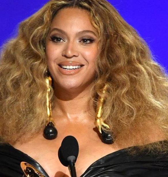 Beyonce | &#x395;&#x3AF;&#x3BD;&#x3B1;&#x3B9; &#x3B7; &#x3C0;&#x3B9;&#x3BF; &#x3C0;&#x3BF;&#x3BB;&#x3C5;&#x3B2;&#x3C1;&#x3B1;&#x3B2;&#x3B5;&#x3C5;&#x3BC;&#x3AD;&#x3BD;&#x3B7; &#x3C4;&#x3C1;&#x3B1;&#x3B3;&#x3BF;&#x3C5;&#x3B4;&#x3AF;&#x3C3;&#x3C4;&#x3C1;&#x3B9;&#x3B1; &#x3C3;&#x3C4;&#x3B7;&#x3BD; &#x3B9;&#x3C3;&#x3C4;&#x3BF;&#x3C1;&#x3AF;&#x3B1; &#x3C4;&#x3C9;&#x3BD; &#x3B2;&#x3C1;&#x3B1;&#x3B2;&#x3B5;&#x3AF;&#x3C9;&#x3BD; Grammy