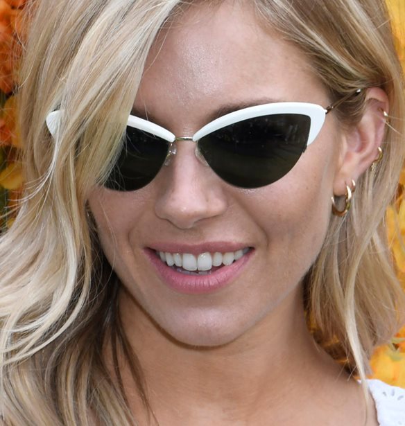 H Sienna Miller &#x3BD;&#x3C4;&#x3CD;&#x3B8;&#x3B7;&#x3BA;&#x3B5; &#x3C3;&#x3B1;&#x3BD; &#x393;&#x3B1;&#x3BB;&#x3BB;&#x3AF;&#x3B4;&#x3B1;