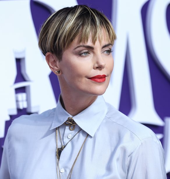H Charlize Theron &#x3BA;&#x3BF;&#x3C5;&#x3C1;&#x3B5;&#x3CD;&#x3C4;&#x3B7;&#x3BA;&#x3B5; &#x3BE;&#x3B1;&#x3BD;&#x3AC;!