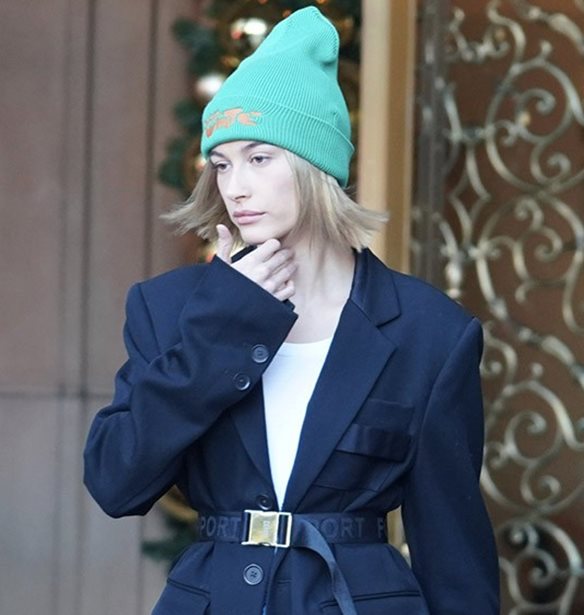 Hailey Baldwin | &#x388;&#x3C4;&#x3C3;&#x3B9; &#x3C6;&#x3BF;&#x3C1;&#x3AC;&#x3B5;&#x3B9; &#x3C4;&#x3BF; &#x3C3;&#x3B1;&#x3BA;&#x3AC;&#x3BA;&#x3B9; &#x3BA;&#x3B1;&#x3B9; &#x3B5;&#x3AF;&#x3BD;&#x3B1;&#x3B9; super cool