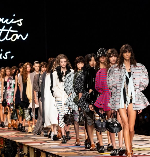 &#x397; &quot;soft power&quot; &#x3C3;&#x3C5;&#x3BB;&#x3BB;&#x3BF;&#x3B3;&#x3AE; &#x3C4;&#x3BF;&#x3C5; &#x3BF;&#x3AF;&#x3BA;&#x3BF;&#x3C5; Louis Vuitton &#x3B3;&#x3B9;&#x3B1; &#x3C4;&#x3B7; &#x3AC;&#x3BD;&#x3BF;&#x3B9;&#x3BE;&#x3B7; &#x3BA;&#x3B1;&#x3B9; &#x3C4;&#x3BF; &#x3BA;&#x3B1;&#x3BB;&#x3BF;&#x3BA;&#x3B1;&#x3AF;&#x3C1;&#x3B9; &#x3C4;&#x3BF;&#x3C5; 2025
