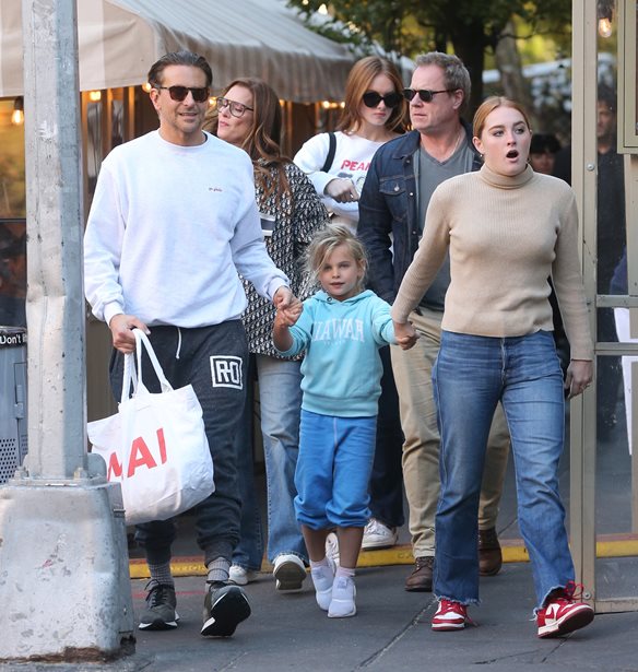 O Bradley Cooper &#x3BA;&#x3B1;&#x3B9; &#x3B7; Brooke Shields &#x3BA;&#x3AC;&#x3BD;&#x3BF;&#x3C5;&#x3BD; &#x3B2;&#x3CC;&#x3BB;&#x3C4;&#x3B1; &#x3C3;&#x3C4;&#x3B7; &#x39D;&#x3A5; &#x3BC;&#x3B5; &#x3C4;&#x3B9;&#x3C2; &#x3BA;&#x3CC;&#x3C1;&#x3B5;&#x3C2; &#x3C4;&#x3BF;&#x3C5;&#x3C2;