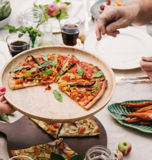 Φτιάξε vegan πίτσα με πίτα socca από ρεβύθια (σούπερ νόστιμη, με λίγες θερμίδες γεμάτη πρωτεΐνη)