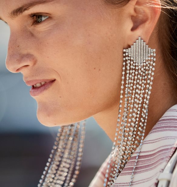 Οι τάσεις στα κοσμήματα και πώς τα συνδυάζουν τα κορίτσια της μόδας