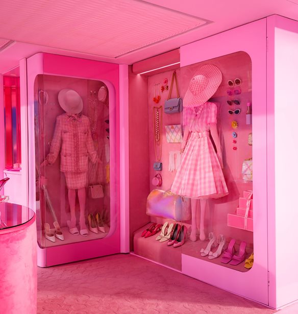 Barbie | &#x3A4;&#x3BF; &#x3C3;&#x3BA;&#x3BF;&#x3C4;&#x3B5;&#x3B9;&#x3BD;&#x3CC; success story &#x3C0;&#x3AF;&#x3C3;&#x3C9; &#x3B1;&#x3C0;&#x3CC; &#x3C4;&#x3B7; &#x3B8;&#x3C1;&#x3C5;&#x3BB;&#x3B9;&#x3BA;&#x3AE; &#x3BA;&#x3BF;&#x3CD;&#x3BA;&#x3BB;&#x3B1;