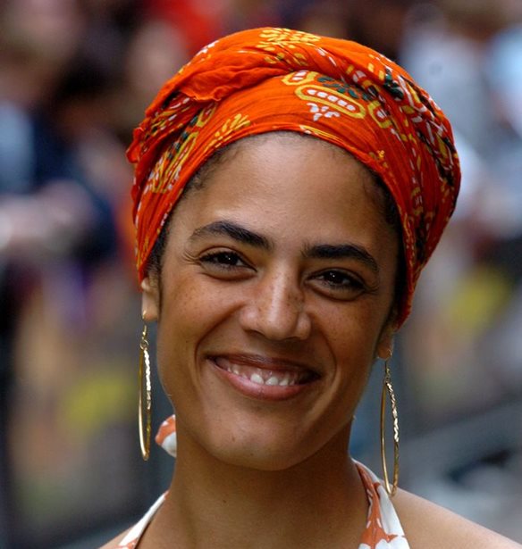 Zadie Smith: &quot;O&#x3B9; &#x3B3;&#x3C5;&#x3BD;&#x3B1;&#x3AF;&#x3BA;&#x3B5;&#x3C2; &#x3C3;&#x3C0;&#x3B1;&#x3C4;&#x3B1;&#x3BB;&#x3BF;&#x3CD;&#x3BD; &#x3C4;&#x3BF; &#x3C7;&#x3C1;&#x3CC;&#x3BD;&#x3BF; &#x3C4;&#x3BF;&#x3C5;&#x3C2; &#x3BC;&#x3C0;&#x3C1;&#x3BF;&#x3C3;&#x3C4;&#x3AC; &#x3C3;&#x3C4;&#x3BF;&#x3BD; &#x3BA;&#x3B1;&#x3B8;&#x3C1;&#x3AD;&#x3C6;&#x3C4;&#x3B7;&quot;