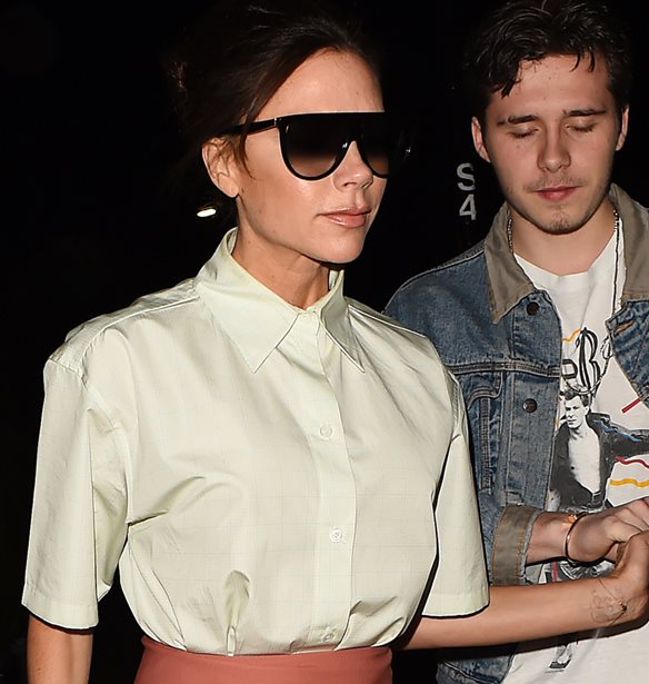 Victoria Beckham: &#x3A4;&#x3BF; &#x3B1;&#x3B3;&#x3B1;&#x3C0;&#x3B7;&#x3BC;&#x3AD;&#x3BD;&#x3BF; outfit &#x3C4;&#x3B7;&#x3C2; &#x3C4;&#x3CE;&#x3C1;&#x3B1; &#x3B5;&#x3AF;&#x3BD;&#x3B1;&#x3B9; &#x3C0;&#x3B1;&#x3BD;&#x3B5;&#x3CD;&#x3BA;&#x3BF;&#x3BB;&#x3BF; &#x3BD;&#x3B1; &#x3C4;&#x3BF; &#x3B1;&#x3BD;&#x3C4;&#x3B9;&#x3B3;&#x3C1;&#x3AC;&#x3C8;&#x3B5;&#x3B9;&#x3C2;