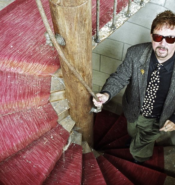&#x39F; &#x3C3;&#x3C5;&#x3B3;&#x3B3;&#x3C1;&#x3B1;&#x3C6;&#x3AD;&#x3B1;&#x3C2; Tom Robbins &#x3AD;&#x3C6;&#x3C5;&#x3B3;&#x3B5; &#x3B1;&#x3C0;&#x3CC; &#x3C4;&#x3B7; &#x3B6;&#x3C9;&#x3AE; &#x3C3;&#x3B5; &#x3B7;&#x3BB;&#x3B9;&#x3BA;&#x3AF;&#x3B1; 92 &#x3B5;&#x3C4;&#x3CE;&#x3BD;