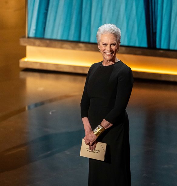 &#x39F;scars 2024 | &#x397; Jamie Lee Curtis &#x3C6;&#x3CC;&#x3C1;&#x3B5;&#x3C3;&#x3B5; &#x3AD;&#x3BD;&#x3B1; &#x3B2;&#x3C1;&#x3B1;&#x3C7;&#x3B9;&#x3CC;&#x3BB;&#x3B9; &#x3BC;&#x3B5; &#x3C4;&#x3B7; &#x39D;&#x3AF;&#x3BA;&#x3B7; &#x3C4;&#x3B7;&#x3C2; &#x3A3;&#x3B1;&#x3BC;&#x3BF;&#x3B8;&#x3C1;&#x3AC;&#x3BA;&#x3B7;&#x3C2; &#x3C3;&#x3C4;&#x3BF; &#x3BA;&#x3CC;&#x3BA;&#x3BA;&#x3B9;&#x3BD;&#x3BF; &#x3C7;&#x3B1;&#x3BB;&#x3AF;