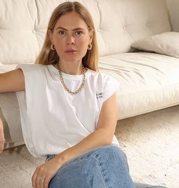 Πού θα βρεις το οικονομικό λευκό τοπ που έχει κατακλύσει το Instagram