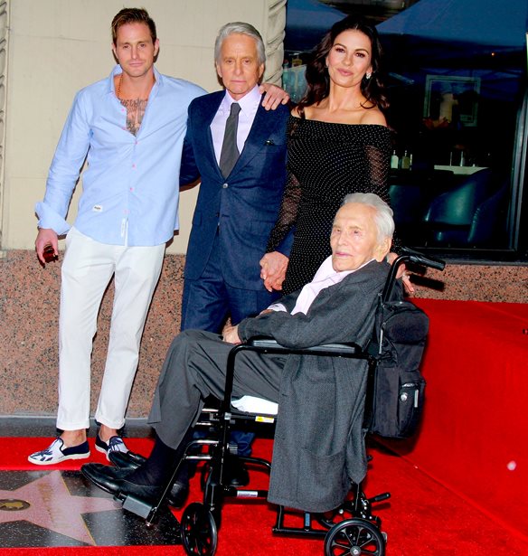 &#x39F; Michael Douglas &#x3BC;&#x3BF;&#x3B9;&#x3C1;&#x3AC;&#x3B6;&#x3B5;&#x3C4;&#x3B1;&#x3B9; &#x3C4;&#x3B7;&#x3BD; &#x3BA;&#x3BF;&#x3C1;&#x3C5;&#x3C6;&#x3B1;&#x3AF;&#x3B1; &#x3B5;&#x3C0;&#x3B1;&#x3B3;&#x3B3;&#x3B5;&#x3BB;&#x3BC;&#x3B1;&#x3C4;&#x3B9;&#x3BA;&#x3AE; &#x3C3;&#x3C5;&#x3BC;&#x3B2;&#x3BF;&#x3C5;&#x3BB;&#x3AE; &#x3C0;&#x3BF;&#x3C5; &#x3AD;&#x3BB;&#x3B1;&#x3B2;&#x3B5; &#x3B1;&#x3C0;&#x3CC; &#x3C4;&#x3BF;&#x3BD; &#x3C0;&#x3B1;&#x3C4;&#x3AD;&#x3C1;&#x3B1; &#x3C4;&#x3BF;&#x3C5; Kirk