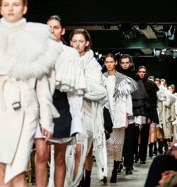 &#x27;Here We Are&#x27;: &#x39C;&#x3AF;&#x3B1; &#x3BD;&#x3AD;&#x3B1; &#x3AD;&#x3BA;&#x3B8;&#x3B5;&#x3C3;&#x3B7; &#x3C6;&#x3C9;&#x3C4;&#x3BF;&#x3B3;&#x3C1;&#x3B1;&#x3C6;&#x3AF;&#x3B1;&#x3C2; &#x3B1;&#x3C0;&#x3CC; &#x3C4;&#x3B7; Burberry &#x3B1;&#x3BD;&#x3BF;&#x3AF;&#x3B3;&#x3B5;&#x3B9; &#x3C3;&#x3C4;&#x3BF; &#x39B;&#x3BF;&#x3BD;&#x3B4;&#x3AF;&#x3BD;&#x3BF;