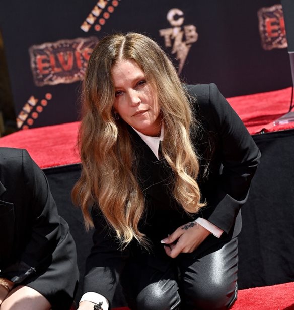 &quot;&#x39E;&#x3AD;&#x3C1;&#x3B5;&#x3B9;&#x3C2; &#x3C0;&#x3BF;&#x3B9;&#x3BF;&#x3C2; &#x3B5;&#x3AF;&#x3BD;&#x3B1;&#x3B9; &#x3BF; &#x3C0;&#x3B1;&#x3C4;&#x3AD;&#x3C1;&#x3B1;&#x3C2; &#x3BC;&#x3BF;&#x3C5;;&quot; : &#x397; Lisa Marie &quot;&#x3BB;&#x3AC;&#x3C4;&#x3C1;&#x3B5;&#x3C5;&#x3B5;&quot; &#x3BD;&#x3B1; &#x3C7;&#x3C1;&#x3B7;&#x3C3;&#x3B9;&#x3BC;&#x3BF;&#x3C0;&#x3BF;&#x3B9;&#x3B5;&#x3AF; &#x3C4;&#x3BF; &#x3B5;&#x3C0;&#x3AF;&#x3B8;&#x3B5;&#x3C4;&#x3BF; Presley, &#x3BB;&#x3AD;&#x3B5;&#x3B9; &#x3B7; &#x3BC;&#x3B7;&#x3C4;&#x3AD;&#x3C1;&#x3B1; &#x3C4;&#x3B7;&#x3C2;