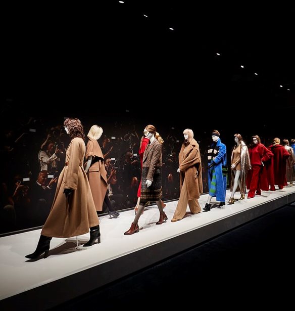 Coats!: &#x397; &#x3BD;&#x3AD;&#x3B1; &#x3AD;&#x3BA;&#x3B8;&#x3B5;&#x3C3;&#x3B7; &#x3C4;&#x3B7;&#x3C2; Max Mara &#x3B5;&#x3AF;&#x3BD;&#x3B1;&#x3B9; &#x3AD;&#x3BD;&#x3B1; &#x3C4;&#x3B1;&#x3BE;&#x3AF;&#x3B4;&#x3B9; &#x3C3;&#x3C4;&#x3B7;&#x3BD; &#x3B9;&#x3C3;&#x3C4;&#x3BF;&#x3C1;&#x3AF;&#x3B1; &#x3C4;&#x3BF;&#x3C5; &#x3C4;&#x3AD;&#x3BB;&#x3B5;&#x3B9;&#x3BF;&#x3C5; &#x3C0;&#x3B1;&#x3BB;&#x3C4;&#x3CC;