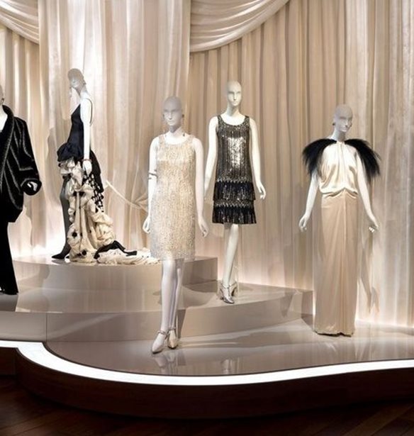 Yves Saint Laurent | 6 &#x3BA;&#x3BF;&#x3C1;&#x3C5;&#x3C6;&#x3B1;&#x3AF;&#x3B1; &#x3BC;&#x3BF;&#x3C5;&#x3C3;&#x3B5;&#x3AF;&#x3B1; &#x3C3;&#x3C4;&#x3BF; &#x3A0;&#x3B1;&#x3C1;&#x3AF;&#x3C3;&#x3B9; &#x3B3;&#x3B9;&#x3BF;&#x3C1;&#x3C4;&#x3AC;&#x3B6;&#x3BF;&#x3C5;&#x3BD; &#x3C4;&#x3B7;&#x3BD; 60&#x3B7; &#x3B5;&#x3C0;&#x3AD;&#x3C4;&#x3B5;&#x3B9;&#x3BF; &#x3C4;&#x3B7;&#x3C2; &#x3C0;&#x3C1;&#x3CE;&#x3C4;&#x3B7;&#x3C2; &#x3BA;&#x3BF;&#x3BB;&#x3B5;&#x3BE;&#x3B9;&#x3CC;&#x3BD; &#x3C4;&#x3BF;&#x3C5;