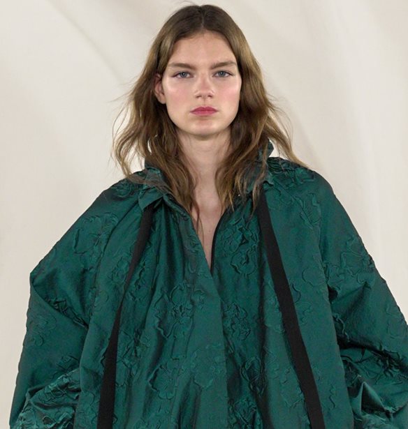 Ulla Johnson FW 2026 -2027 | Ένα χρωματιστό αντίδοτο στο γκρίζο της εποχής