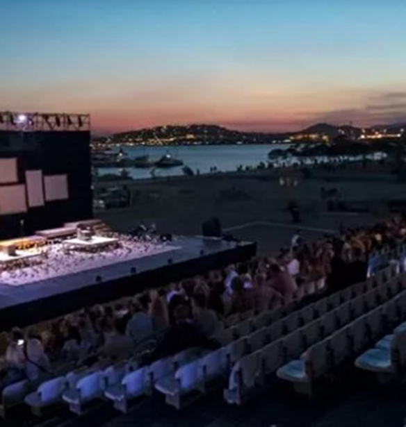 Athens Comedy Festival | &#x397; &#x3BC;&#x3B5;&#x3B3;&#x3AC;&#x3BB;&#x3B7; &#x3B3;&#x3B9;&#x3BF;&#x3C1;&#x3C4;&#x3AE; &#x3C4;&#x3B7;&#x3C2; &#x3BA;&#x3C9;&#x3BC;&#x3C9;&#x3B4;&#x3AF;&#x3B1;&#x3C2; &#x3B5;&#x3C0;&#x3B9;&#x3C3;&#x3C4;&#x3C1;&#x3AD;&#x3C6;&#x3B5;&#x3B9; &#x3C4;&#x3BF;&#x3BD; &#x3A3;&#x3B5;&#x3C0;&#x3C4;&#x3AD;&#x3BC;&#x3B2;&#x3C1;&#x3B7;