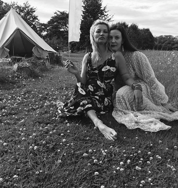 Liv Tyler: &#x393;&#x3B9;&#x3CC;&#x3C1;&#x3C4;&#x3B1;&#x3C3;&#x3B5; &#x3C4;&#x3B1; 40&#x3AC; &#x3B3;&#x3B5;&#x3BD;&#x3AD;&#x3B8;&#x3BB;&#x3B9;&#x3AC; &#x3C4;&#x3B7;&#x3C2; &#x3BC;&#x3B5; &#x3C4;&#x3B7;&#x3BD; Kate Moss