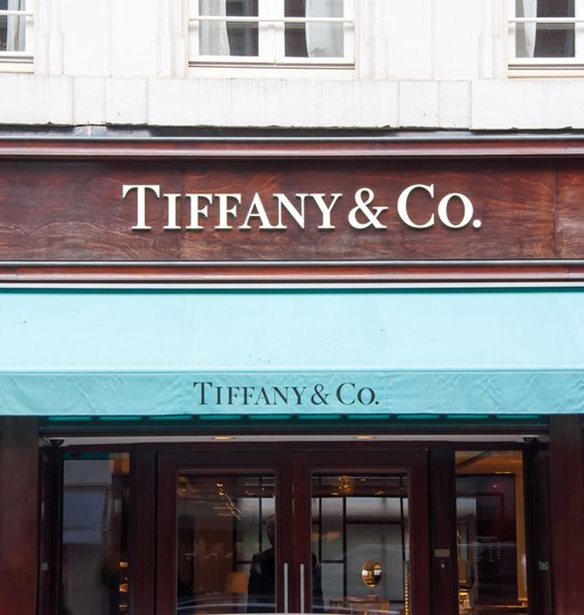 &#x3A4;&#x3BF; Tiffany &amp; Co. &#x3B2;&#x3AC;&#x3C6;&#x3B5;&#x3B9; &#x3B3;&#x3B1;&#x3BB;&#x3AC;&#x3B6;&#x3B9;&#x3B1; &#x3C4;&#x3B7; &#x39D;&#x3AD;&#x3B1; &#x3A5;&#x3CC;&#x3C1;&#x3BA;&#x3B7; &#x3B3;&#x3B9;&#x3B1; &#x3C4;&#x3B7; &#x3BD;&#x3AD;&#x3B1; &#x3C4;&#x3BF;&#x3C5; &#x3BA;&#x3B1;&#x3BC;&#x3C0;&#x3AC;&#x3BD;&#x3B9;&#x3B1;